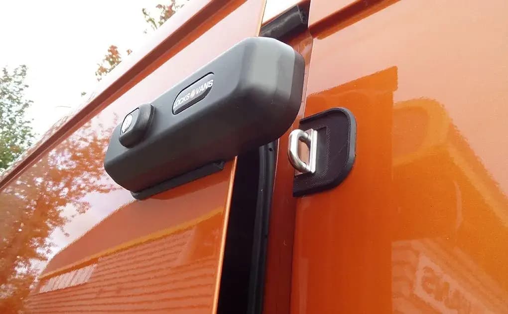 Come scegliere le giuste chiusure di sicurezza per porte furgoni