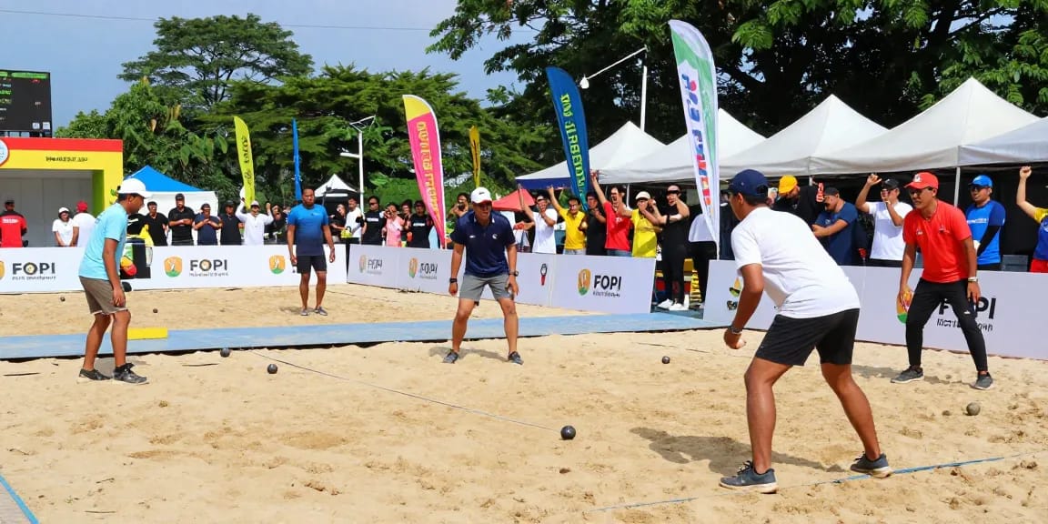 Turnamen petanque FOPI Kota Balikpapan dengan keramaian dan semangat kompetisi.