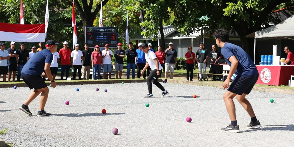 Turnamen petanque di fopikotagorontal.org dengan pemain bersaing dan penonton antusias.