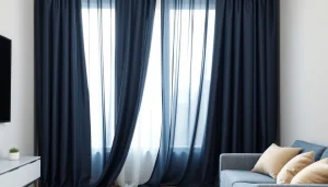 Verduisterende gordijnen in een rustige woonkamer met elegant design en rijke texturen.